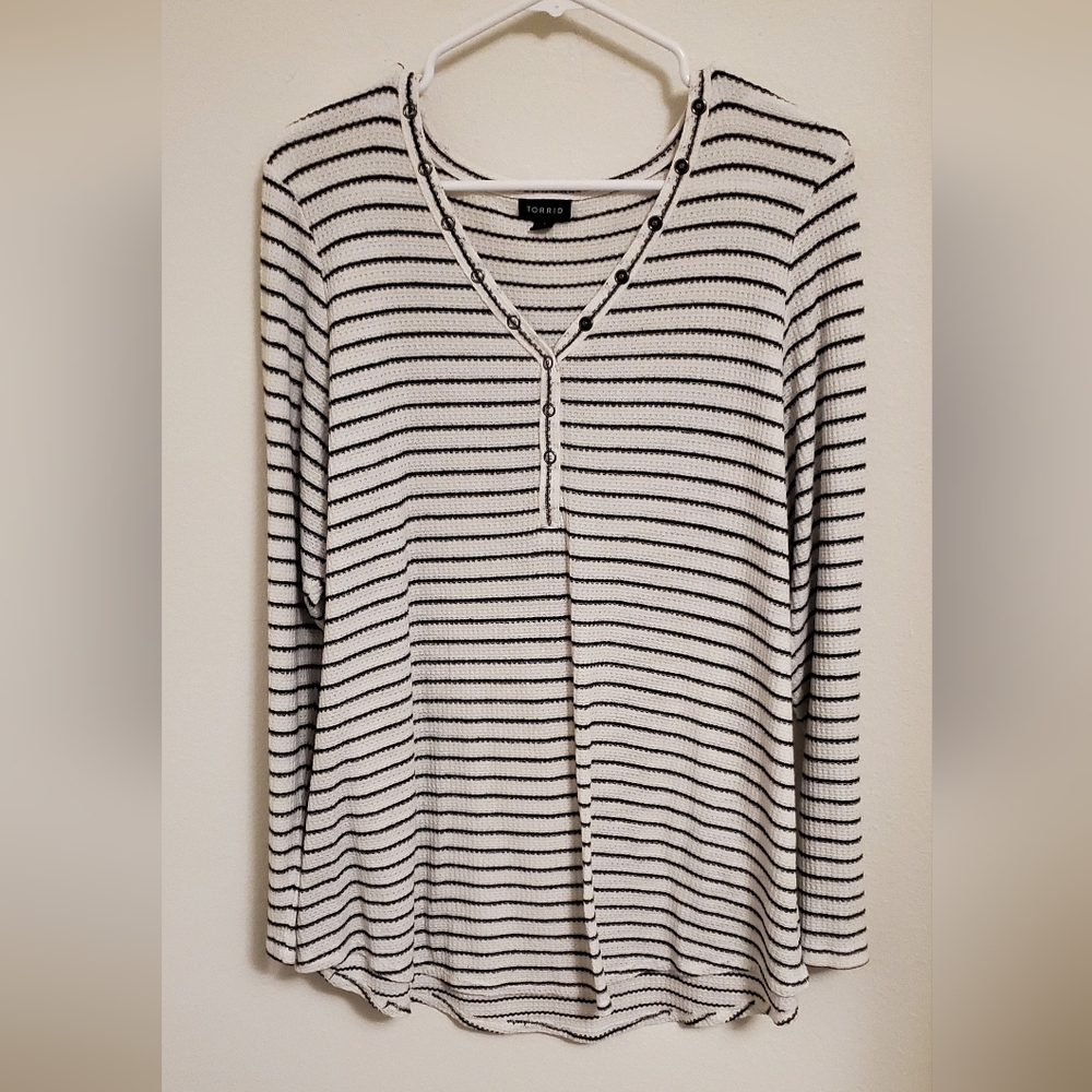 Torrid Size 3 Waffle Knit Striped V-Neck Buttoned Women's Top Fall Fashion Basic